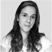 Profesora de español imparte clases a niños de diferentes edades