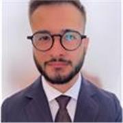 Ciao, mi chiamo Luigi sono laureato in economia e lavoro come consulente aziendale in una grande azienda di consulenza.
