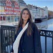 Soy estudiante de último curso de carrera de Diseño de moda. Puedo enseñar a cualquier edad desde primaria hasta la ESO.