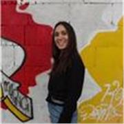 Studentessa universitaria offre aiuto compiti a studenti di elementari e medie