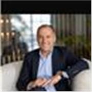 Profesor de finanzas con más de 20 de años de experiencia internacional directiva real