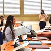 Offro lezioni private a bambini delle scuole elementari e medie, adattandole alle loro esigenze. 