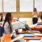 Offro lezioni private a bambini delle scuole elementari e medie, adattandole alle loro esigenze.