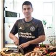 Profesor de inglés imparte clases a niños y adultos de todas edades