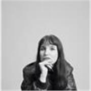 Creativa graduada en Bellas Artes y Diseño gráfico con dos masters en creatividad integral y Arte-terapia