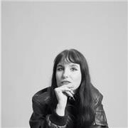 Creativa graduada en Bellas Artes y Diseño gráfico con dos masters en creatividad integral y Arte-terapia