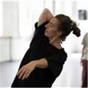 Professeur de danse contemporaine titulaire du diplôme d'Etat propose cours de danse (particulier ou en groupe), ainsi que séance de barre à terre (renforcement / étirements)