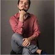 Profesor de teatro que imparte clases de comunicación y expresión corporal para adolescentes