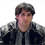 Soy autodidacta y llevo tocando y cantando desde que tengo 15 años, actualmente tengo 20 y suelo subir vídeos a mis redes sociales
