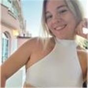 Ragazza studente presso la facolta di scienze dell'educazione impartisce lezioni di latino
