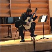 Insegnante diplomato al conservatorio offre lezioni private a domicilio di chitarra classica e teoria musicale. Zona Torino centro