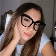 Studentessa universitaria di lingue e letterature straniere moderne che offre ripetizioni a ragazzi