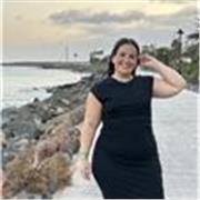 Profesora de matemáticas que imparte clase a niños de primaria