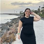 Profesora de matemáticas que imparte clase a niños de primaria