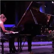 J'enseigne le piano à mon domicile sur un piano à queue aux enfants et adultes débutants ou de niveaux avancés