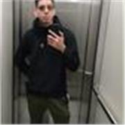 Hombre adaptable con conocimientos diversos para todas las edades 