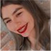 Profesora de español imparte clase a niños y adultos de todas las edades
