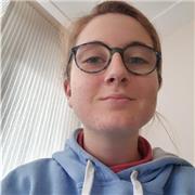 Estudiante que da clases de repaso a niños de primaria