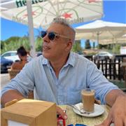 Profesor y artista audiovisual, normalmente trabajando para series y películas pero con una enorme vocación por la enseñanza.