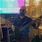 Hello! I’m Francesco, an experienced music tutor with over 10 years as a bass player