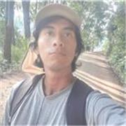 Profesor de biología que imparte clases a niños de todas las edades