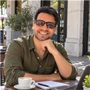 Docente universitario y hablante nativo. Licenciado en Literatura Árabe, con diploma de estudios superiores y estudiante de maestr