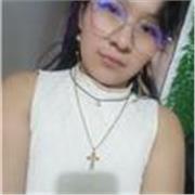 Profesora que ayuda con las matemáticas a niños