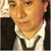 Profesora de tecnología imparte clase a los niños