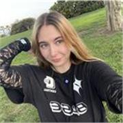 Soy una chica que está estudiando y que quiere ayudar también a más jovenes como ella en su aprendizaje. Responsable, paciente. 