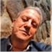 Profesor apto para todas edades y niveles. Correcto y agradable. 