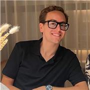 Profesor de inglés especializado en niveles A1–B2, enfocado en el aprendizaje práctico y comunicativo.