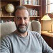 Empresario con amplios conocimientos en marketing y negocio