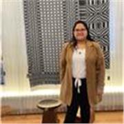 Profesora de matemática que imparte clases a niños de todas las edades