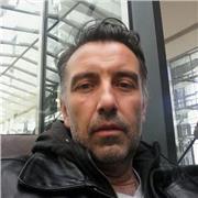 Journaliste et romancier, très attaché à la langue française, je veux transmettre cette richesse.