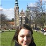 Docente impartisce lezioni online in inglese per studenti di elementari, medie, superiori, e adulti