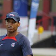 Bonjour, Je suis diplômé UEFA A ancien joueur pro et international . Coach en France et au USA pendant 6 ans. Instagram :justbycoachserge