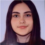 Estudiante universitaria con 1 año de experiencia en voluntariado con niños/as. Graduada de bachillerato científico.