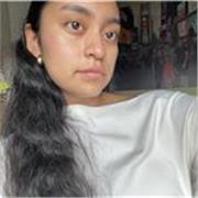 Chica universitaria que le gusta enseñar a los demás