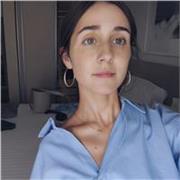 Profesora de inglés imparte clases a todos los niveles