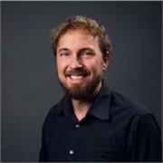 Deutschlehrer, der allen Altersgruppen Deutsch als Fremdsprache beibringt