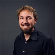 Deutschlehrer, der allen Altersgruppen Deutsch als Fremdsprache beibringt