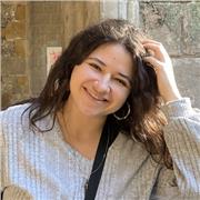 Profesora de fotografía digital y edición fotográfica. Diversidad de clases para entender el uso de la cámara y sus parámetros. Esto acompañado de variedad de ejercicios donde poner en práctica todo lo aprendido. Variable según las necesidades que tenga c