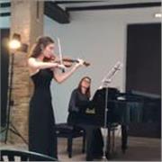 Profesora titulada en violín con más de 6 años de experiencia, imparte clases de forma presencial y online