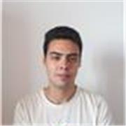 Universitario que ofrece clases de física y química para alumnos con dificultades.
