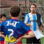 Profesor con amplio conocimiento en la formación de futbolistas y perfeccionamiento de la técnica