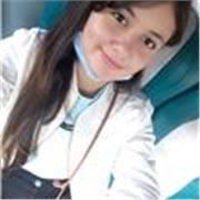 Profesora de inglés enseña a niños didacticamente