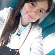 Profesora de inglés enseña a niños didacticamente