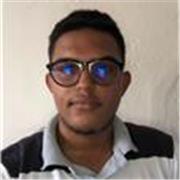 Profesor de informática ofrece clases a niños en cuanto a manejo y desarrollo de programas tales como word, Excel, entre otros