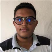 Profesor de informática ofrece clases a niños en cuanto a manejo y desarrollo de programas tales como word, Excel, entre otros