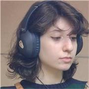 Profesora joven de inglés avanzado, da clase a niños de todas las edades